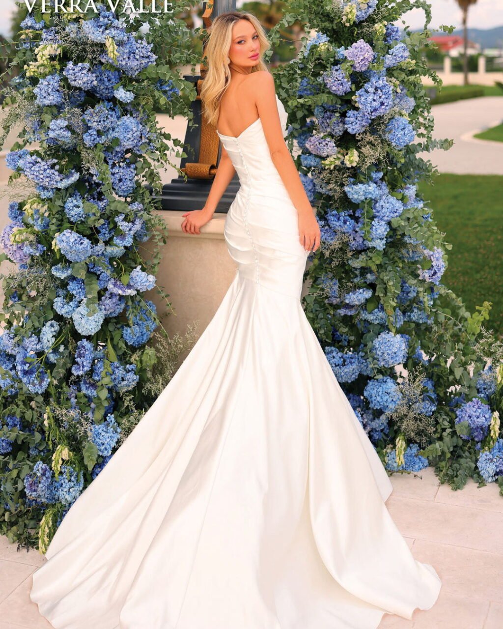 Instagram post from silhouette_dresses. This post is in position 1.