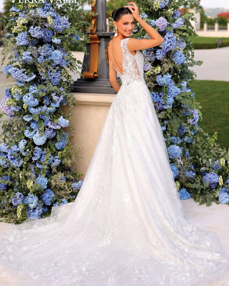 Instagram post from silhouette_dresses. This post is in position 8.