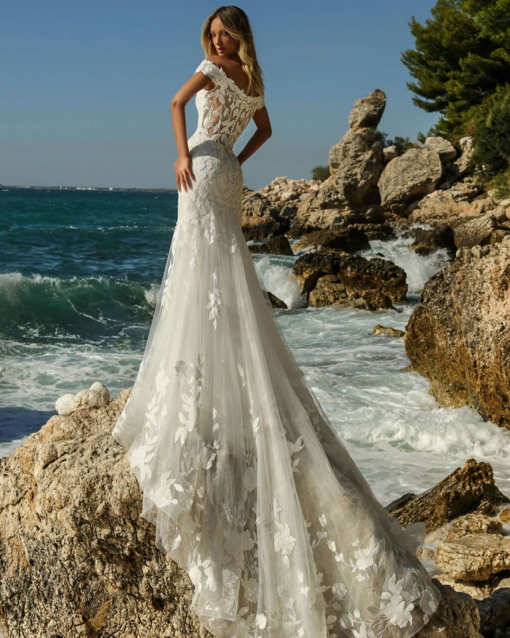 Instagram post from silhouette_dresses. This post is in position 5.